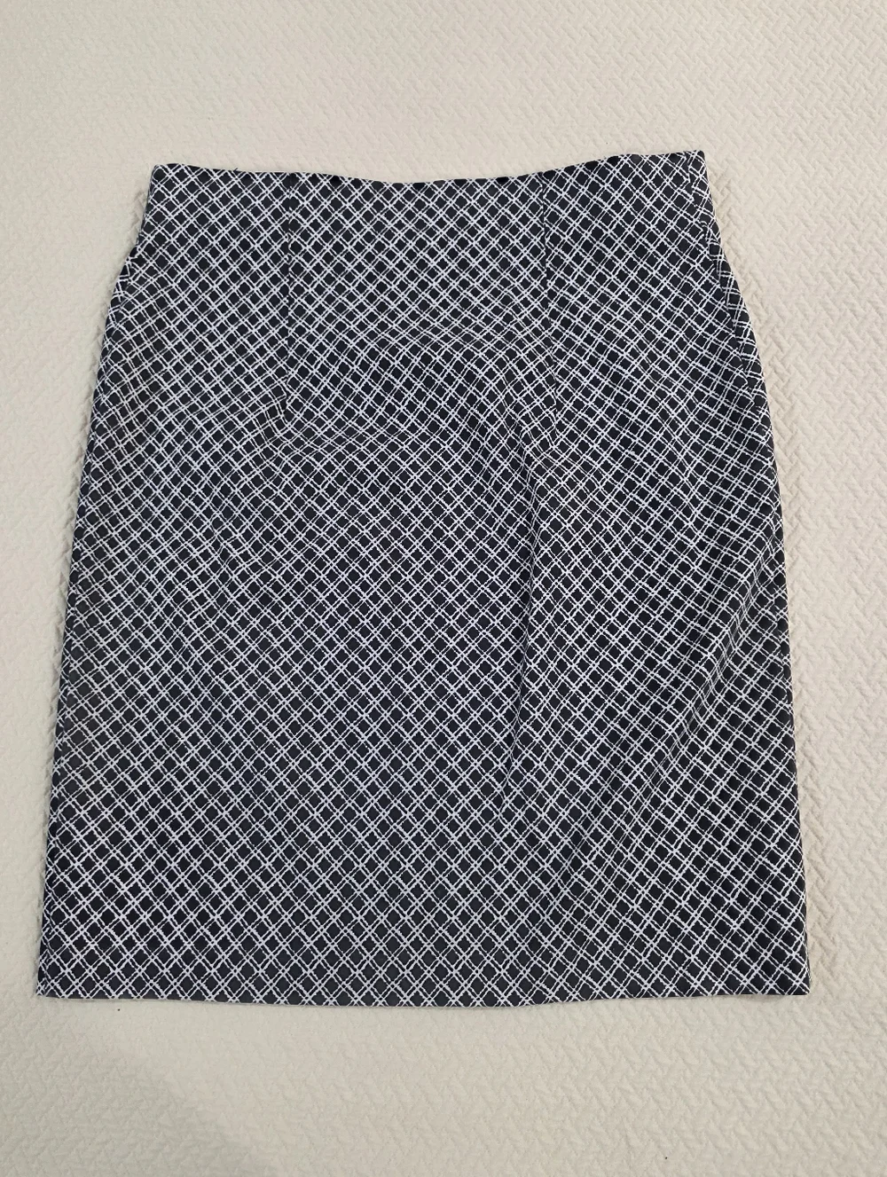 Studio Point Black & White Diamond Pattern Pencil Skirt - Size Medium